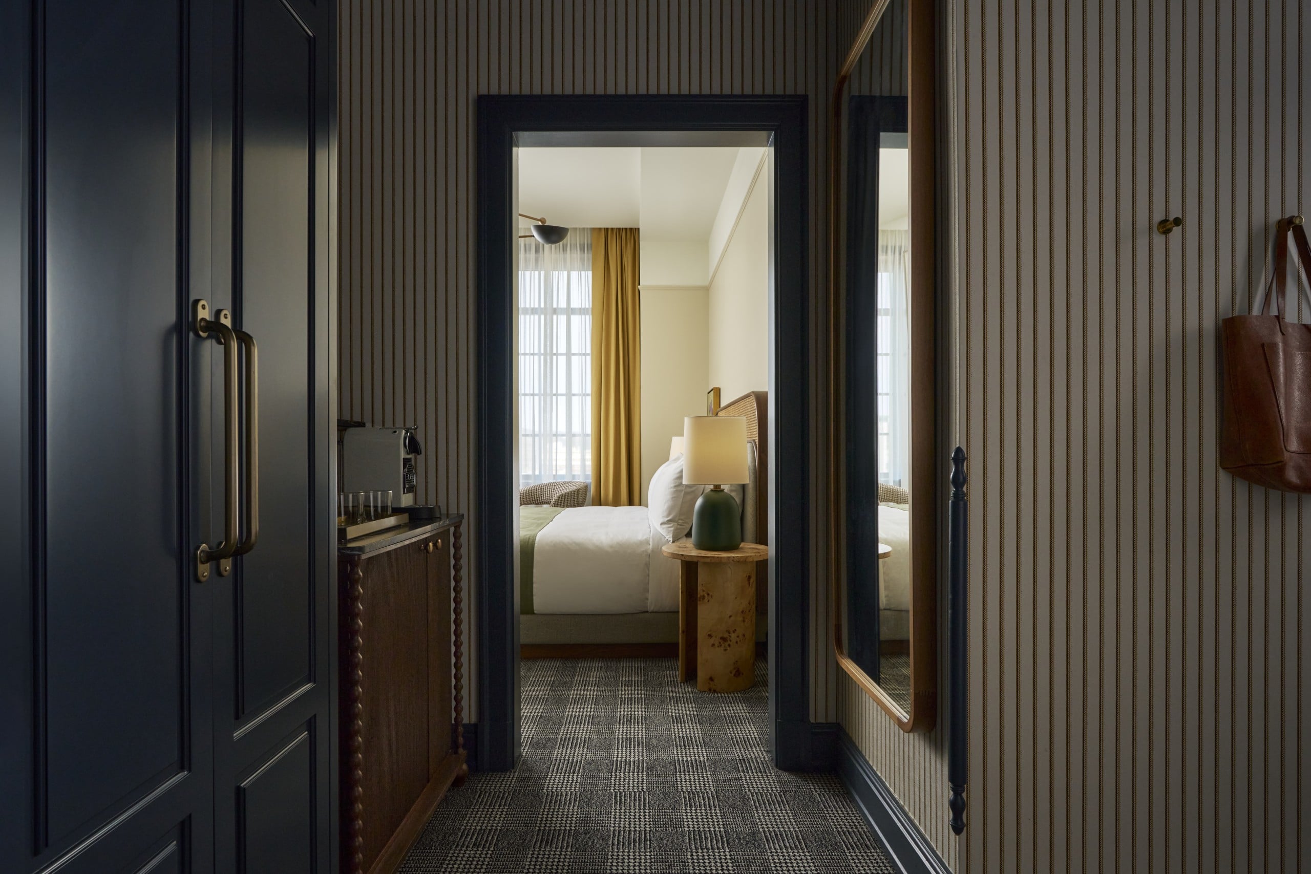 Corner King Entry Way - Bed